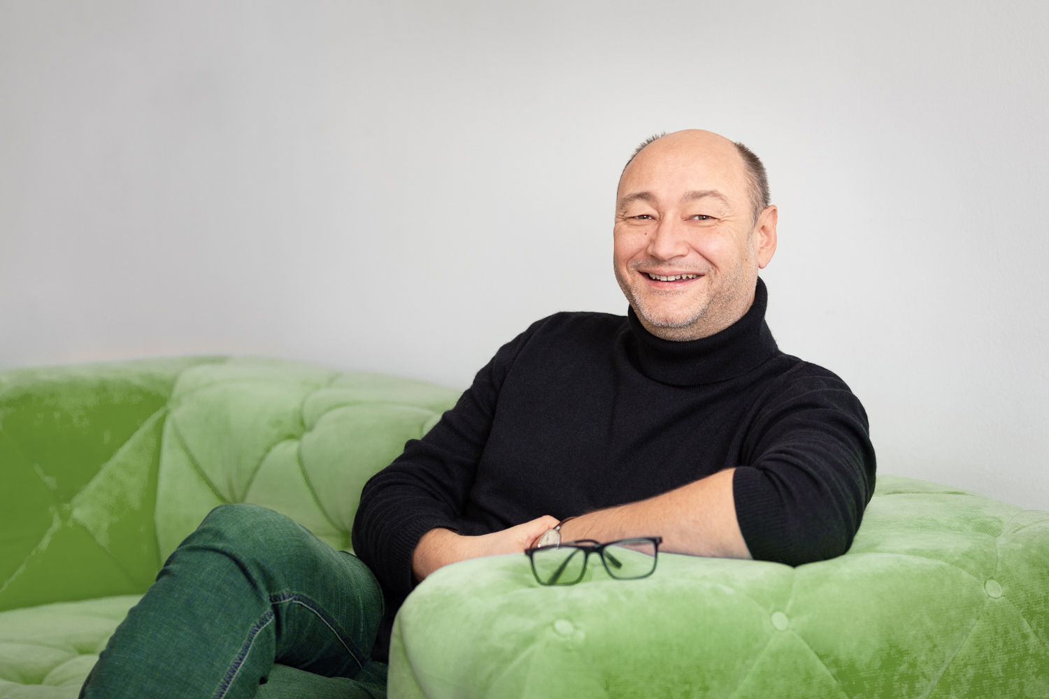 Thomas Schweinschwaller sitzend auf Sofa